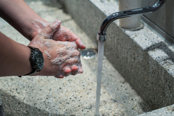 Man washing hands ©️ Pixabay