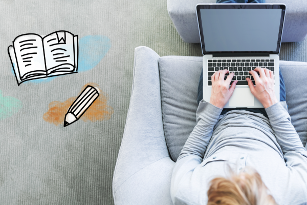 Woman with computer ©️ Shutterstock