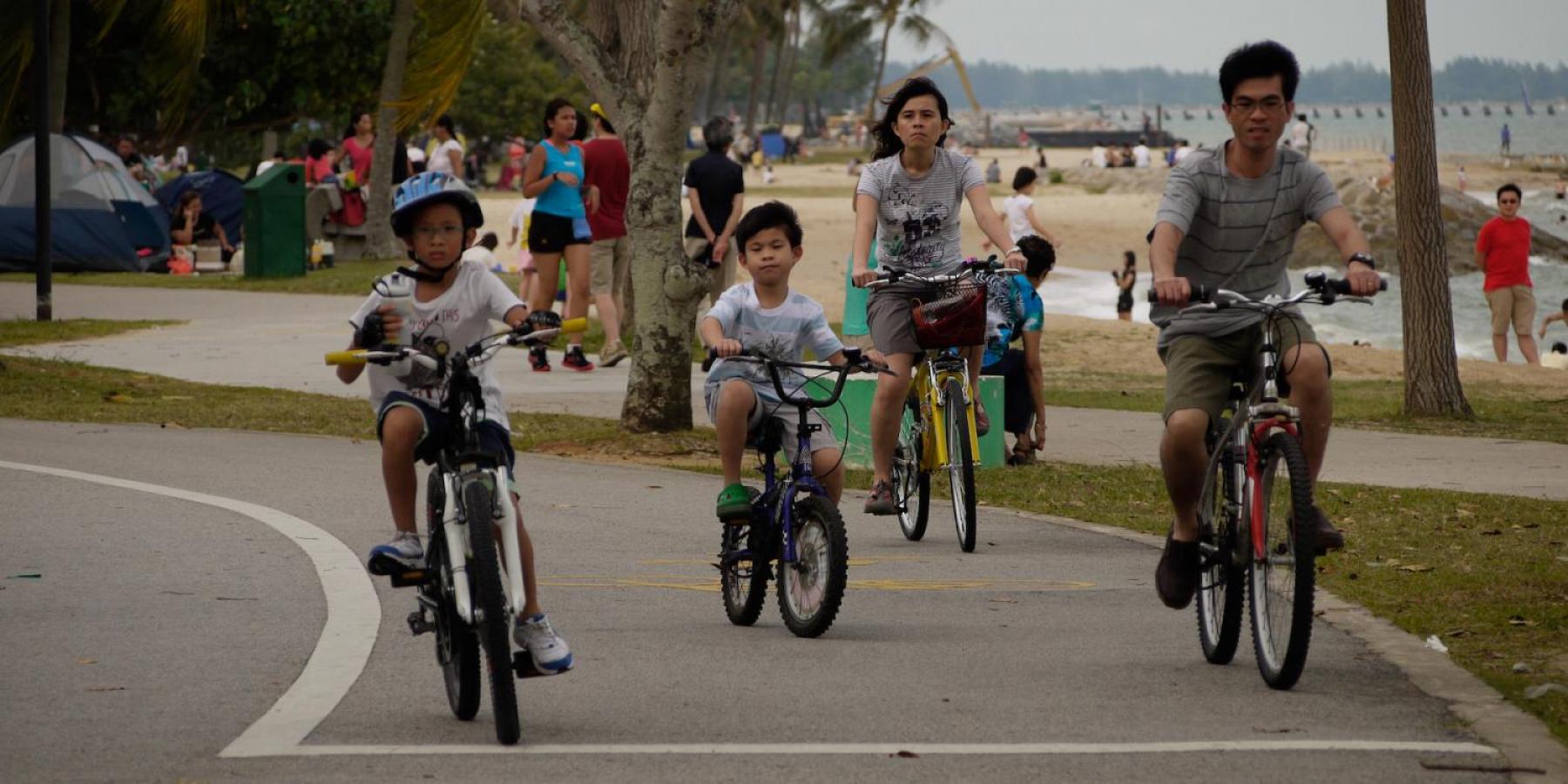 Une famille singapourienne passe la journée à East Coast Park.