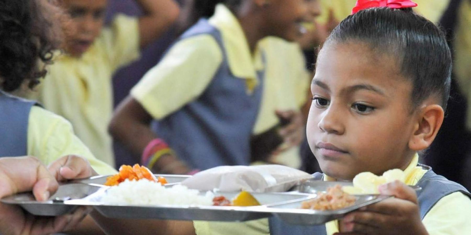 Photo of a child in the healthy eating programme for primary school children in Puerto Rico