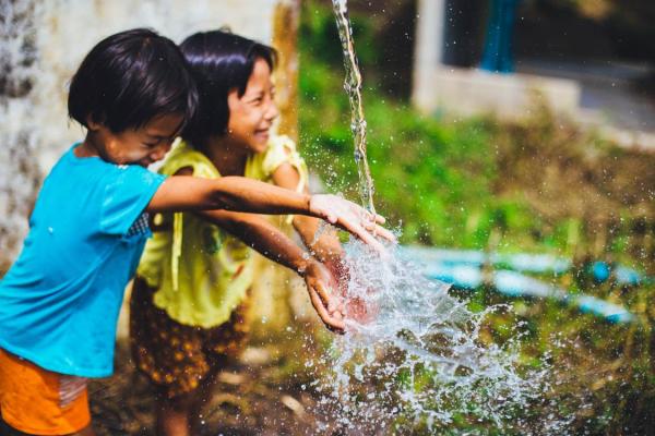 Pour grandir en bonne santé, les enfants doivent rester moins assis et jouer davantage